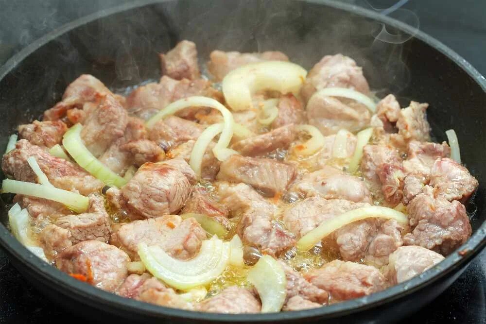 Свинина на сковороде с луком. Мясо на сковороде свинина с луком. Мясо с луком на сковороде. Жареная свинина на сковороде с луком. Что приготовить из кусочков мяса