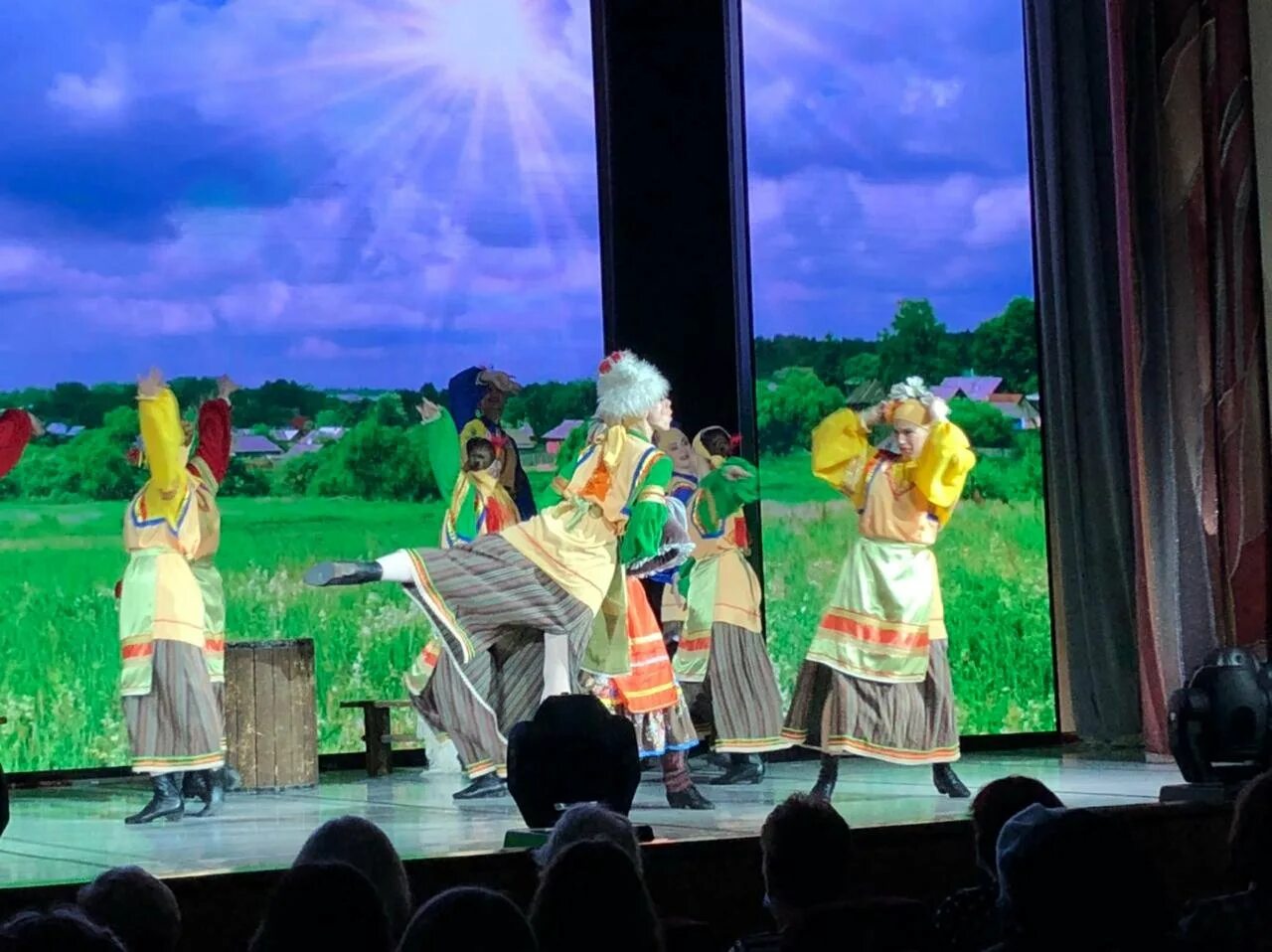 Красивые девушки в осинниках. Фестиваль во дворце культуры угольщиков 4 ноября. Осинники люди. Осинники люди. Новоселова люда г.