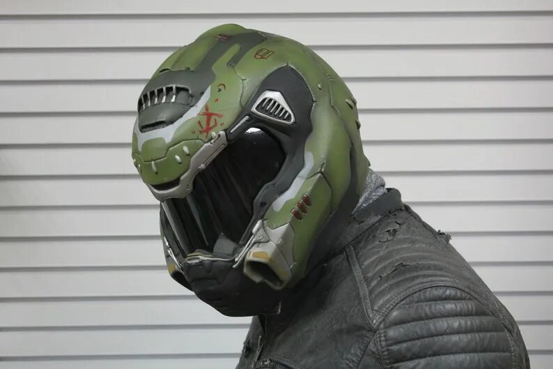 Маски doom. Шлем doomguy. doom slayer шлем. doom 2016 шлем. маска doomguy.