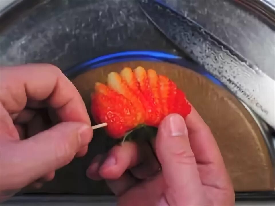 Как красиво нарезать клубнику. Веер из клубники на торт. разрезать клубнику веером. клубника веером на торте. как порезать клубнику веером.