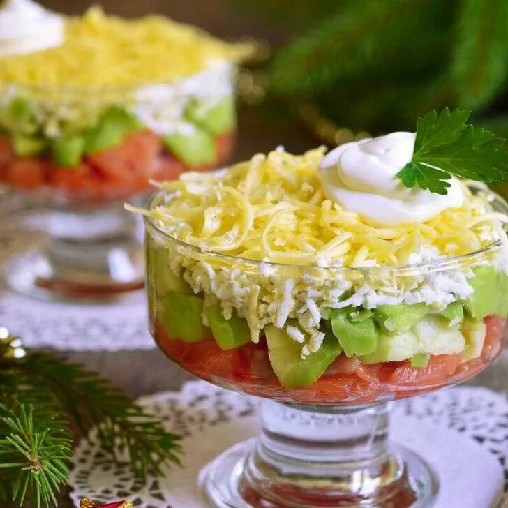Салат в креманках с курицей. Праздничные салат в креманке рецепт. Салат порционный в креманках. Праздничные салат в креманке рецепт. Салаты в стаканчиках.
