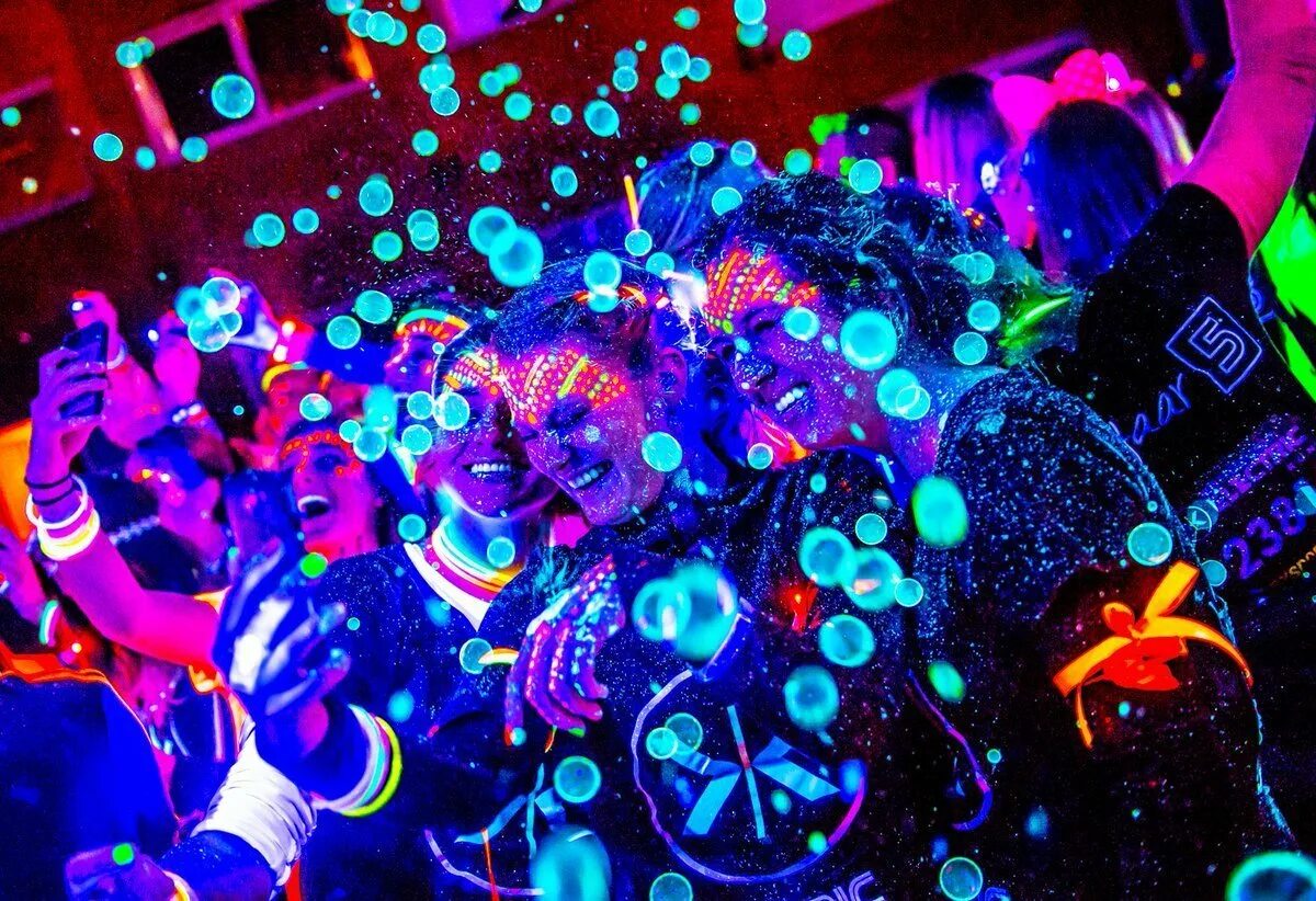 Neon party. Неон вечеринка. Неоновая дискотека. Ультрафиолет вечеринка. Неоновая вечеринка для детей.