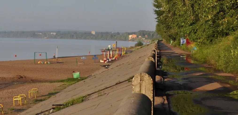 Родник закамск. Кама пляж Пермь. Набережная Кировского района Пермь. Набережная Закамск Пермь. Набережная Камы Закамск.