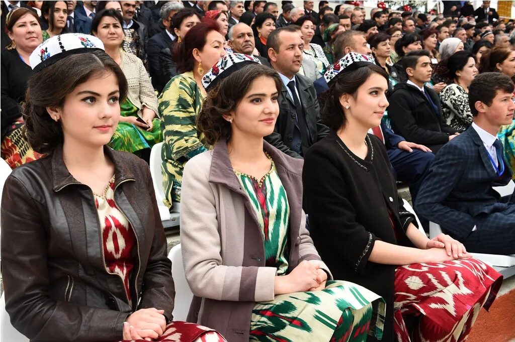 Таджики в душанбе. Навруз Эмомали. Гулдухтарони Памир. Таджикские женщины. Жители Таджикистана.