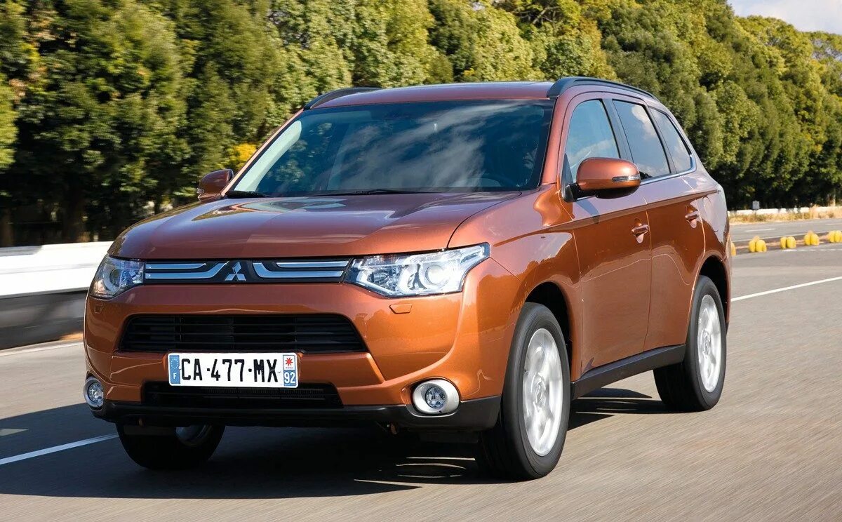 Мицубиси аутлендер россии. Mitsubishi Outlander (2012-2015). Mitsubishi Outlander 2012. Мицубиси Аутлендер 3. Mitsubishi Outlander 3.0 2012.