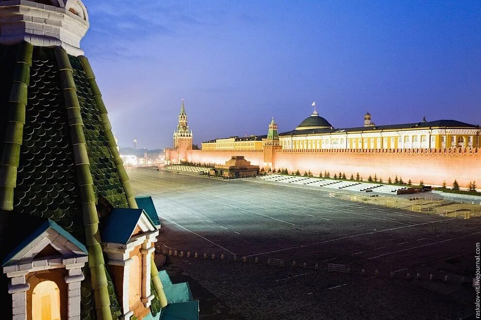 Шатровые крыши московского кремля. Крыша Кремля. Крыша Московского Кремля. Вид на Кремль с крыши. Крыши Москвы с видом на Кремль.