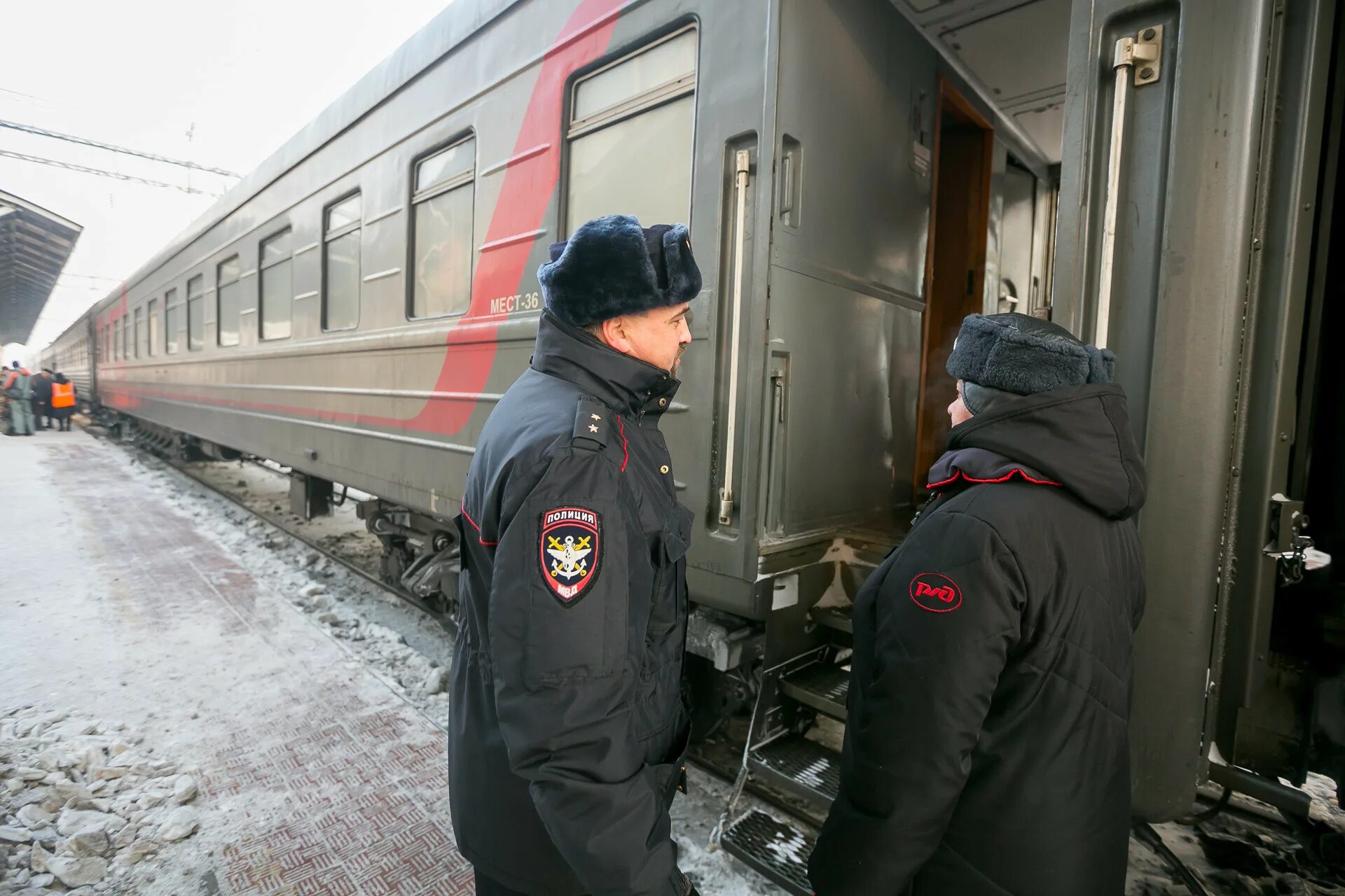 Транспортная полиция Красноярск. Полиция в поезде. Полицейский поезд. Пассажиры в поезде.