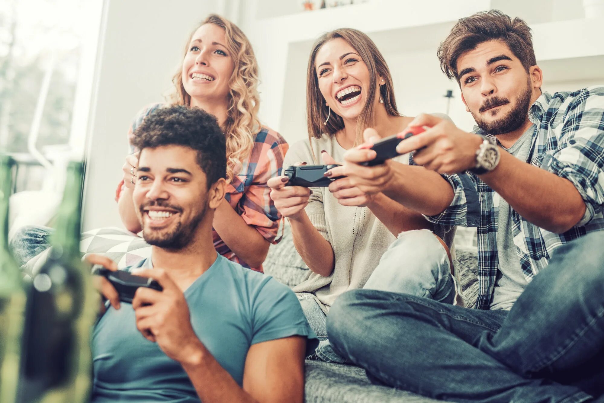 Play with me this game. Люди играющие в приставку. Компания людей. Люди играющие в игры. Люди играющие в Видеоигры.