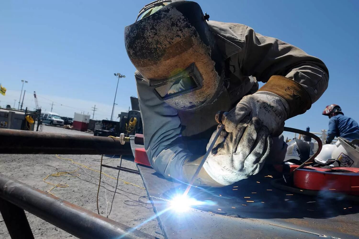 профессия газоэлектросварщик. практика по сварке. сварщик ученик. сварочное производство. сварка 135/136 полуавтоматическая.
