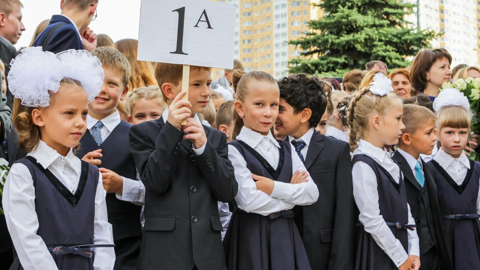 Похожие первый класс. Школа первый класс. Первоклашки фото. Первоклашка в первый класс. Дети в школе первый класс.