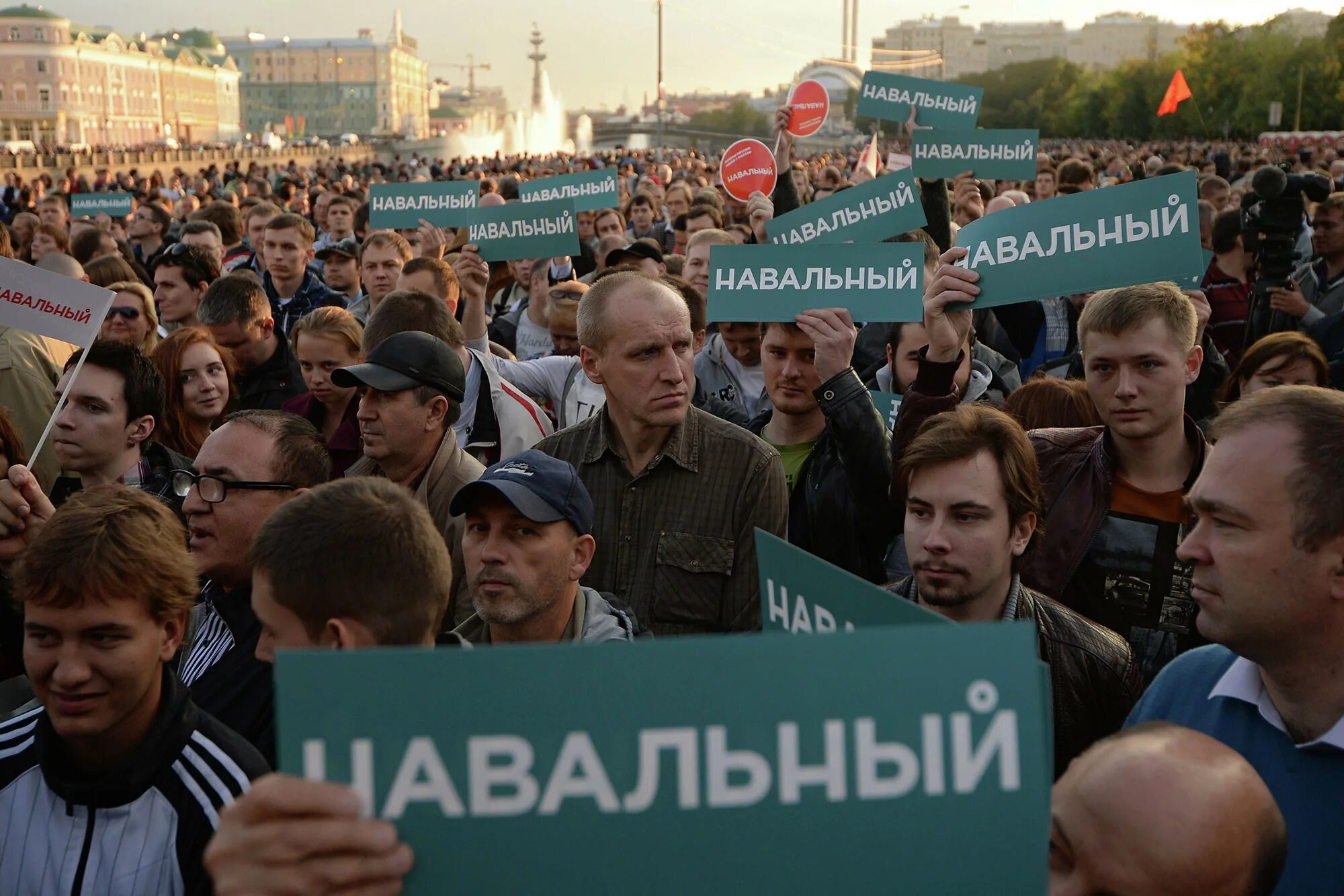 Навальный Болотная площадь. Сторонники Навального. Навальный на Болотной. Политическая оппозиция. Политический приверженец