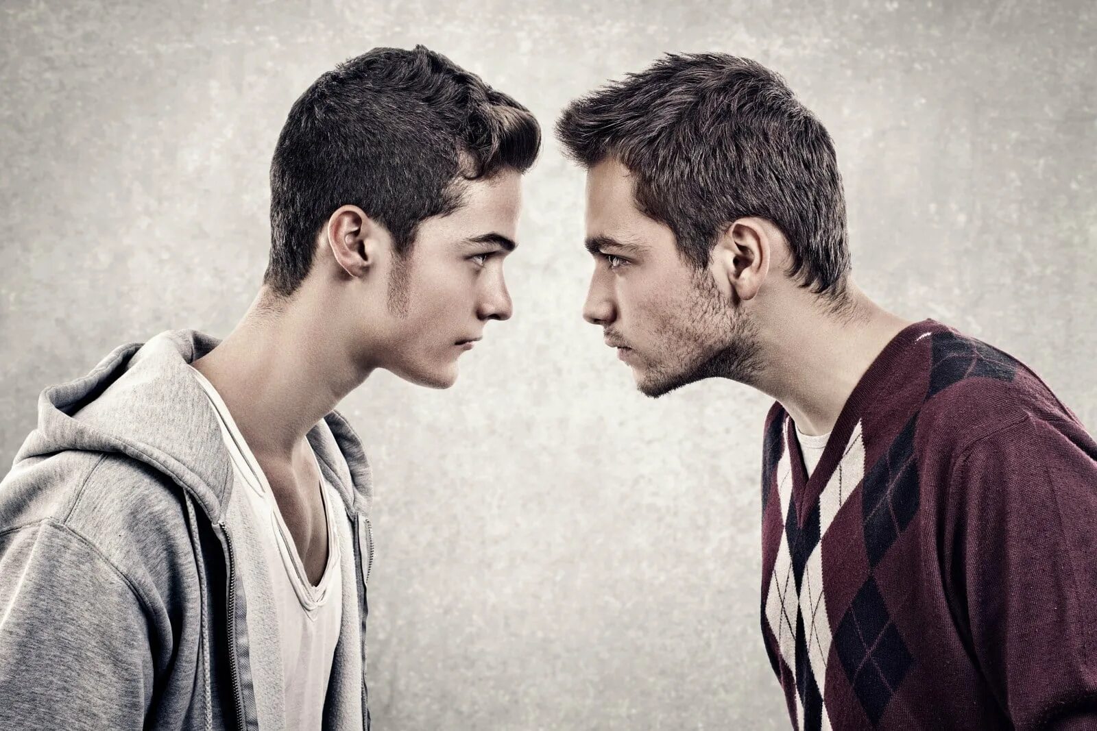 Two young men. Лицом к лицу парни. Два парня лицом к лицу. Двое мужчин фотосессия. Два парня стоят лицом друг к другу.