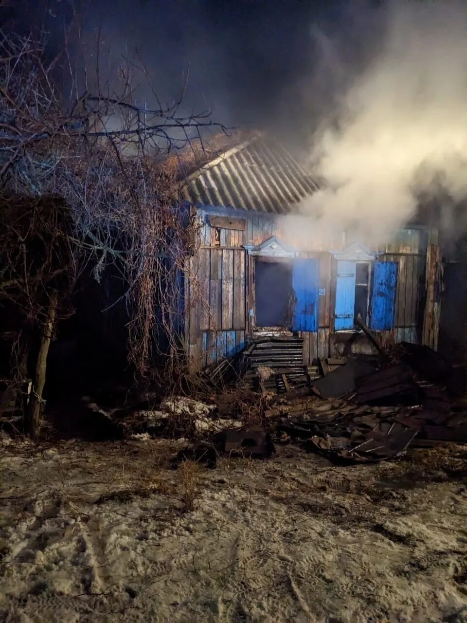 Воронеж горит дом. Горящий дом. дом горит. пожар дома. пожар в жилом доме.