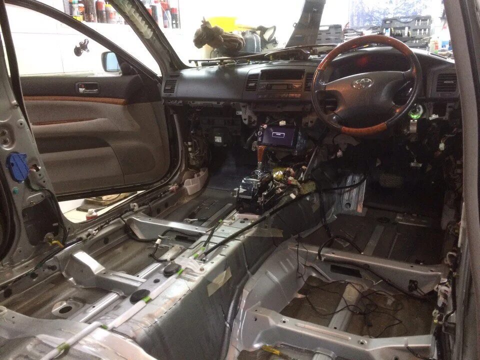 Toyota celica 2000 штатный усилитель. Тойота разборка салона. Шумка пластика в салоне toyota wish. Тойота разборка салона. Лексус is химчистка.