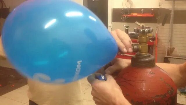 Воздушный шарик надутый углекислым газом. Надуть шарики газом. Надувание фольгированного шара. Баллончик надуть шарики. Шарик надутый гелием.