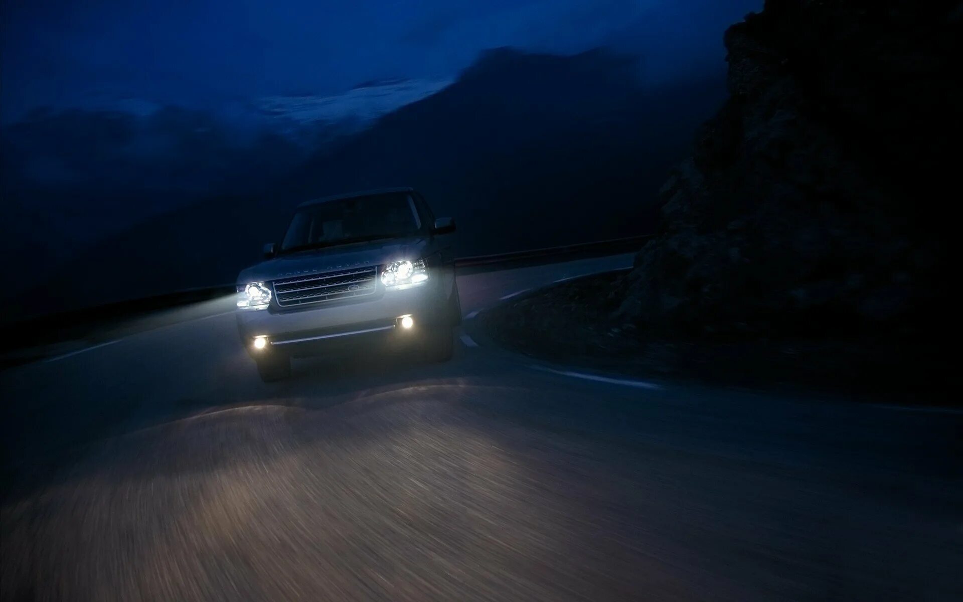 Движение фар. Свет фар range Rover. Рендж Ровер ночью. Range Rover фары ночью. Фары lanrorvoeк range Rover ночью.