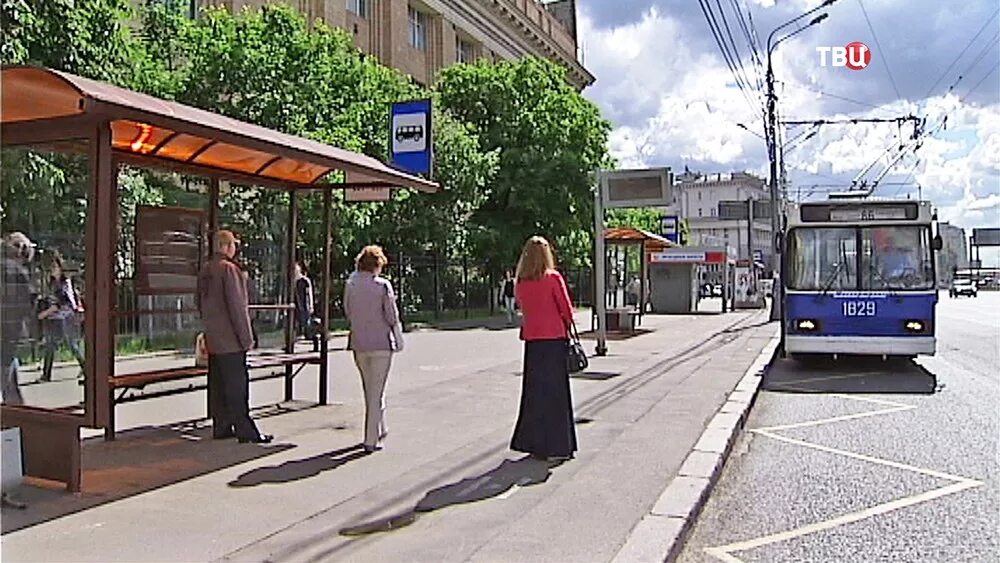 На автобусной остановке остановился автобус. Люди на остановке. Остановка. Остановка общественного транспорта. Остановка общественного транспорта с людьми.