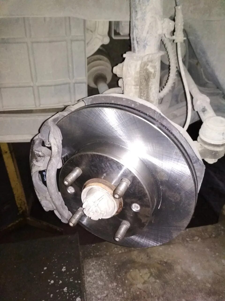 Тормозные диски на хендай солярис 2012 передний и колодки. Дисковые тормоза задние на хендай солярис 2015 года. Тормозные диски hyundai grand starex 2010. Замена тормозных дисков хендай. Замена тормозных дисков хендай.