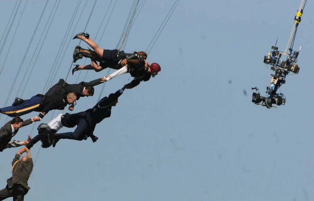 Кино миссия невыполнима том круз. Том круз на съемках. Каскадер на съемках. Съемки каскадеры. Том круз миссия невыполнима.