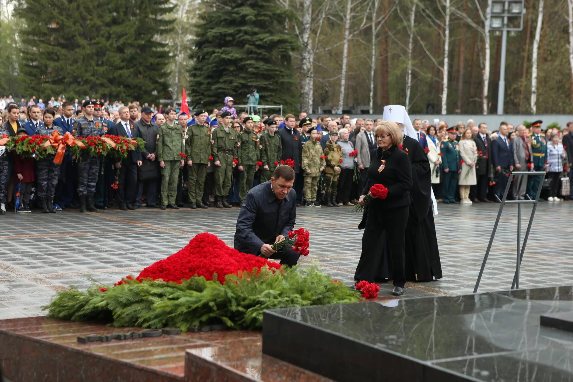 Куйвашев 9 мая. Возложение губернатор Свердловской области. 9 Мая память Екатеринбург. Куйвашев возложение цветов. Свердловский 9 мая