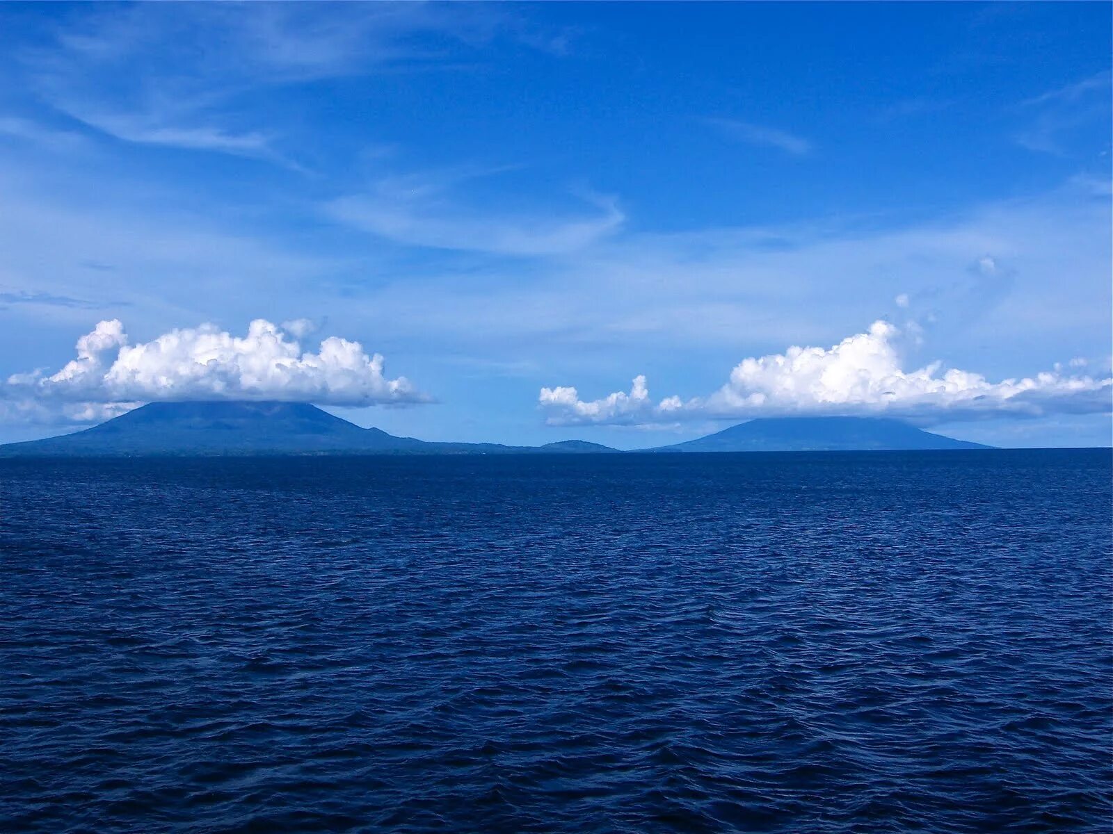 Большое озеро в латинской америке. Озеро Никарагуа. Озеро Манагуа. Котловина озера Никарагуа. Озеро Никарагуа в Северной Америке.