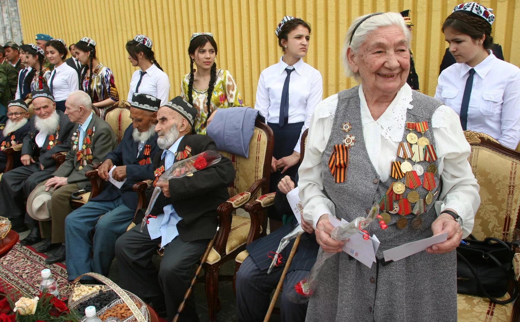 Таджики в великой отечественной войне. Ветераны ВОВ Таджикистана. Эмомали Рахмон 9 мая. Ветеран войны 1941-1945 Таджикистан. Ветераны Великой войны в Таджикистане.