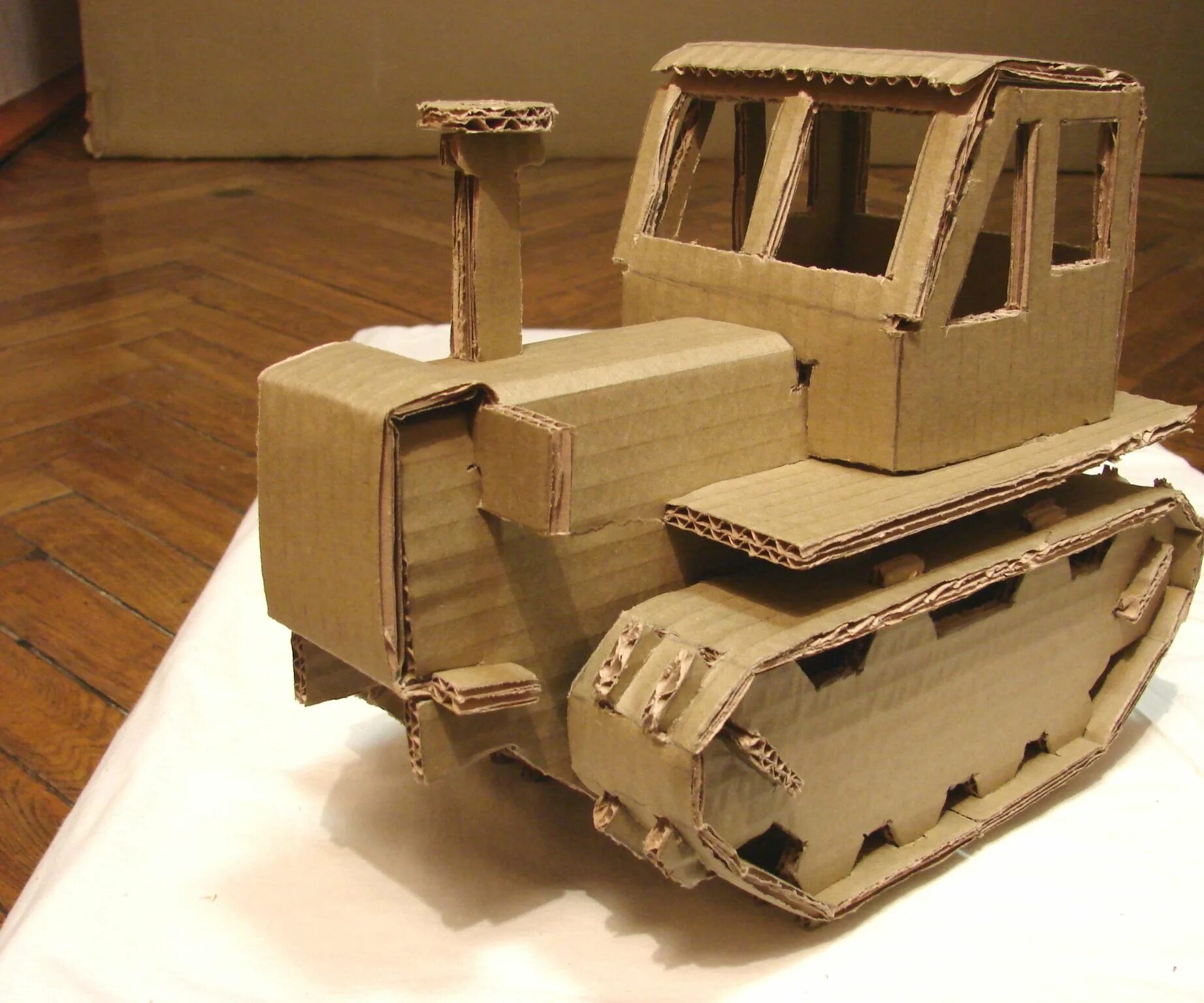 Необычные изделия из гофрокартона. Модели техники из гофрокартона. Художественное конструирование из бумаги. Конструирование из разныхсатериалов. Начальное техническое моделирование.