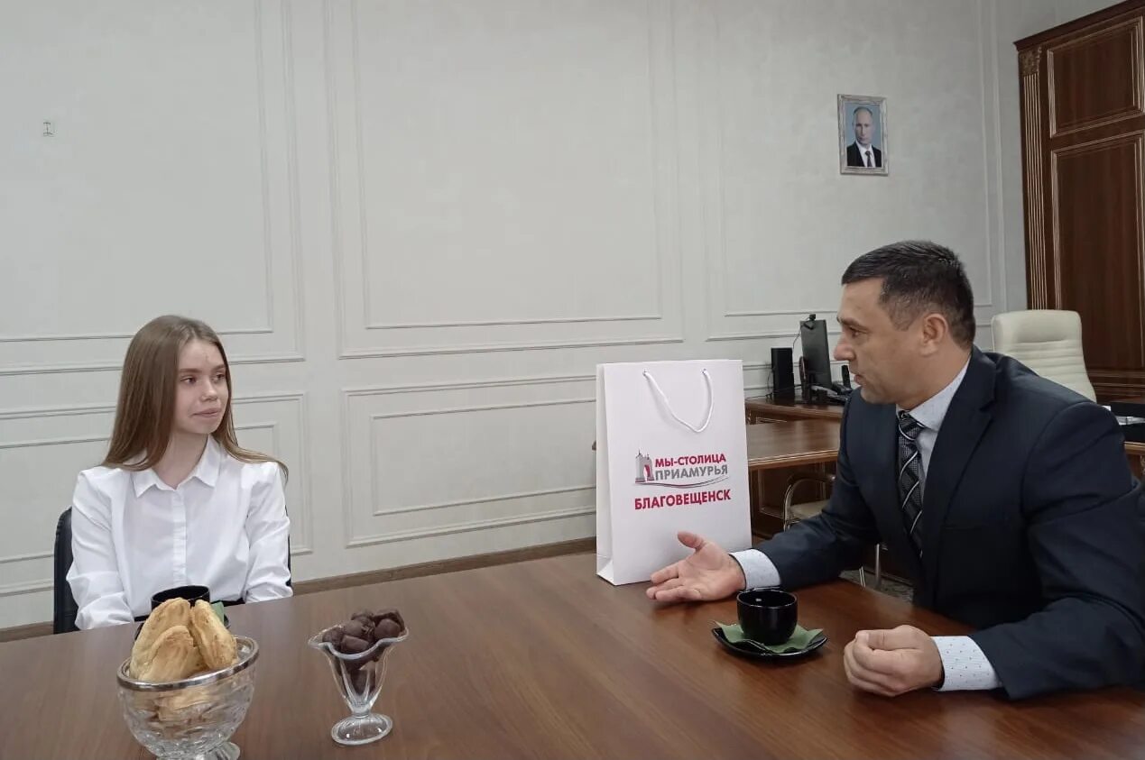 Анна кузнецова уполномоченный по правам ребенка. Заместитель главы города новокузнецка. Кузнецова анна юрьевна уполномоченный. Фото мэра девушка. Реджина миллс актриса шрам.