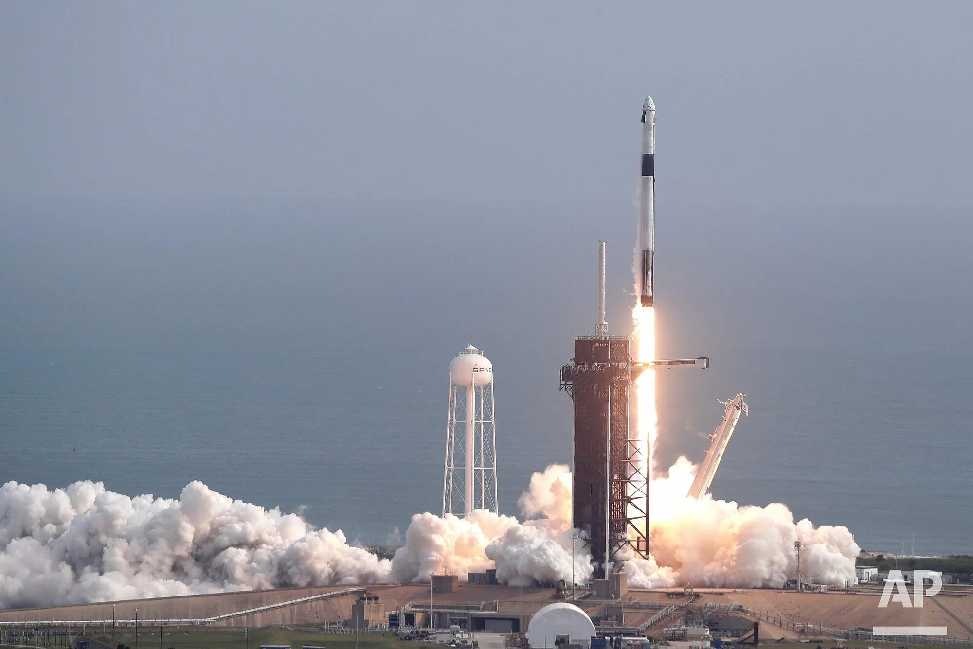 На какую сторону света запускают космические. Ракета Dragon SPACEX. Ракета SPACEX Falcon 9. Ракета SPACEX Crew Dragon. Falcon 9 Crew Dragon ракета.