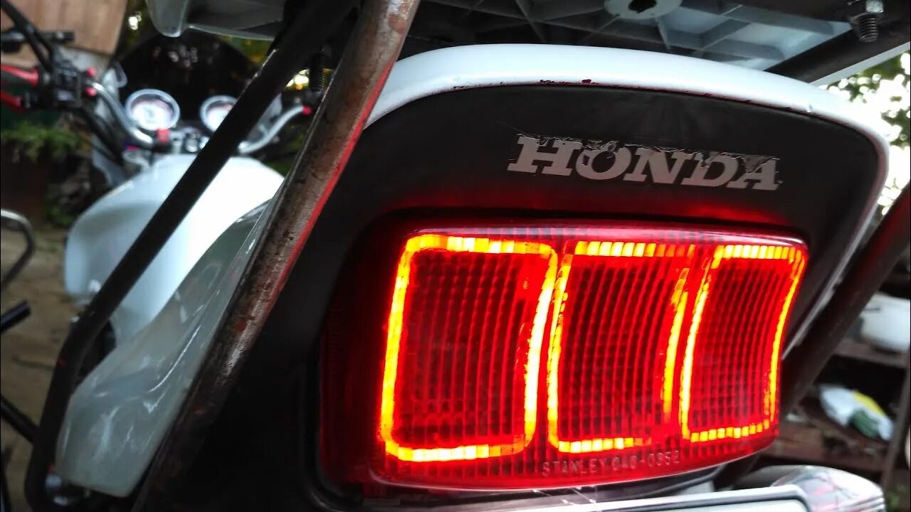 Honda задняя фара. Задний фонарь Honda cb400sf. Фонарь Honda CB 400. Фонарь Honda CB 400 SF. Honda cb400 задний фонарь.