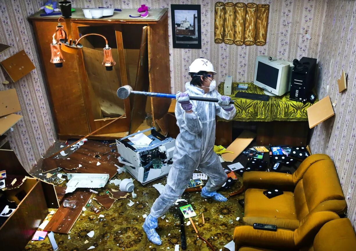 Разбитый телевизор с битой. Комната для битья посуды. Сердце с трещиной. Разбитое сердечко. Игрушки из пластмассы.