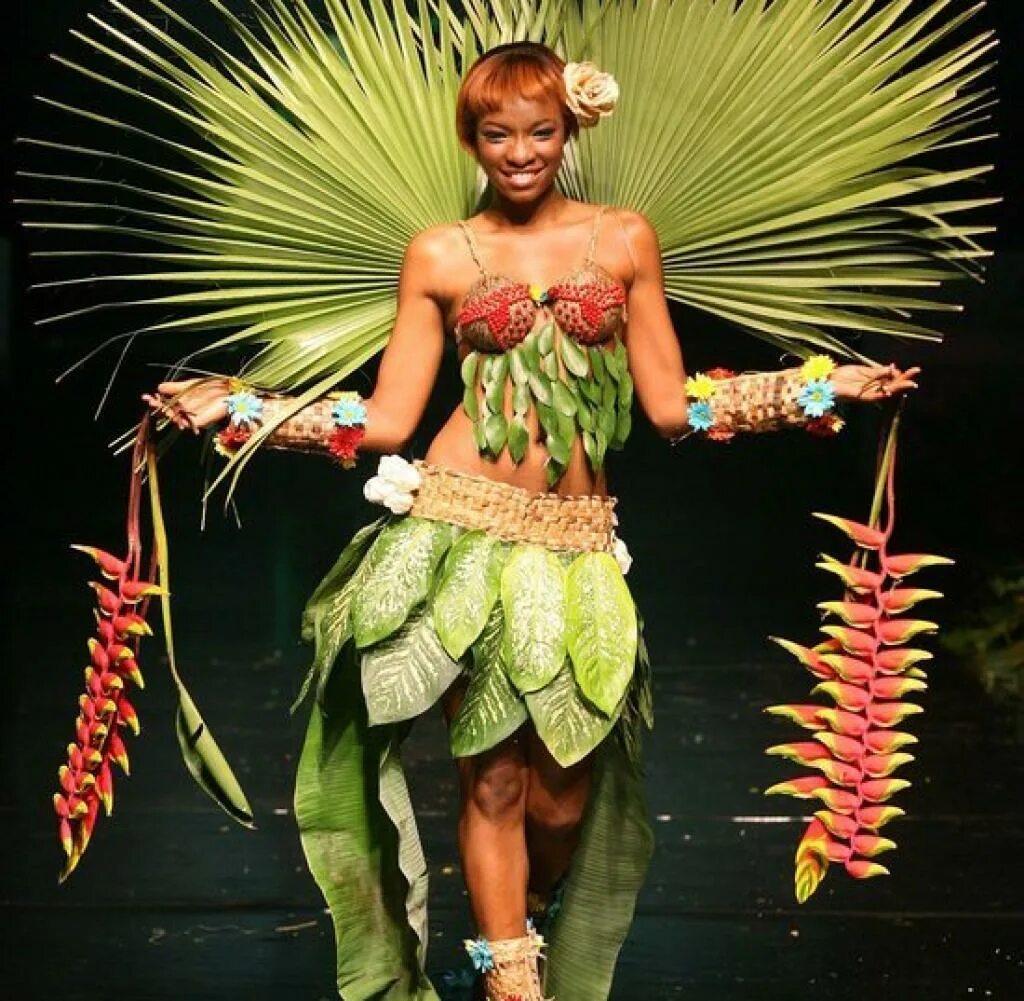 Костюм из экологических материалов. Платье из травы. Осенние платья необычные. Био мода. Прикольные картинки звери дефиле в бикини.