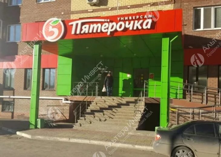 Фото торгового центра с арендаторами Пятерочка двухэтажное. Продажа отдельно стоящей коммерции с арендатором.