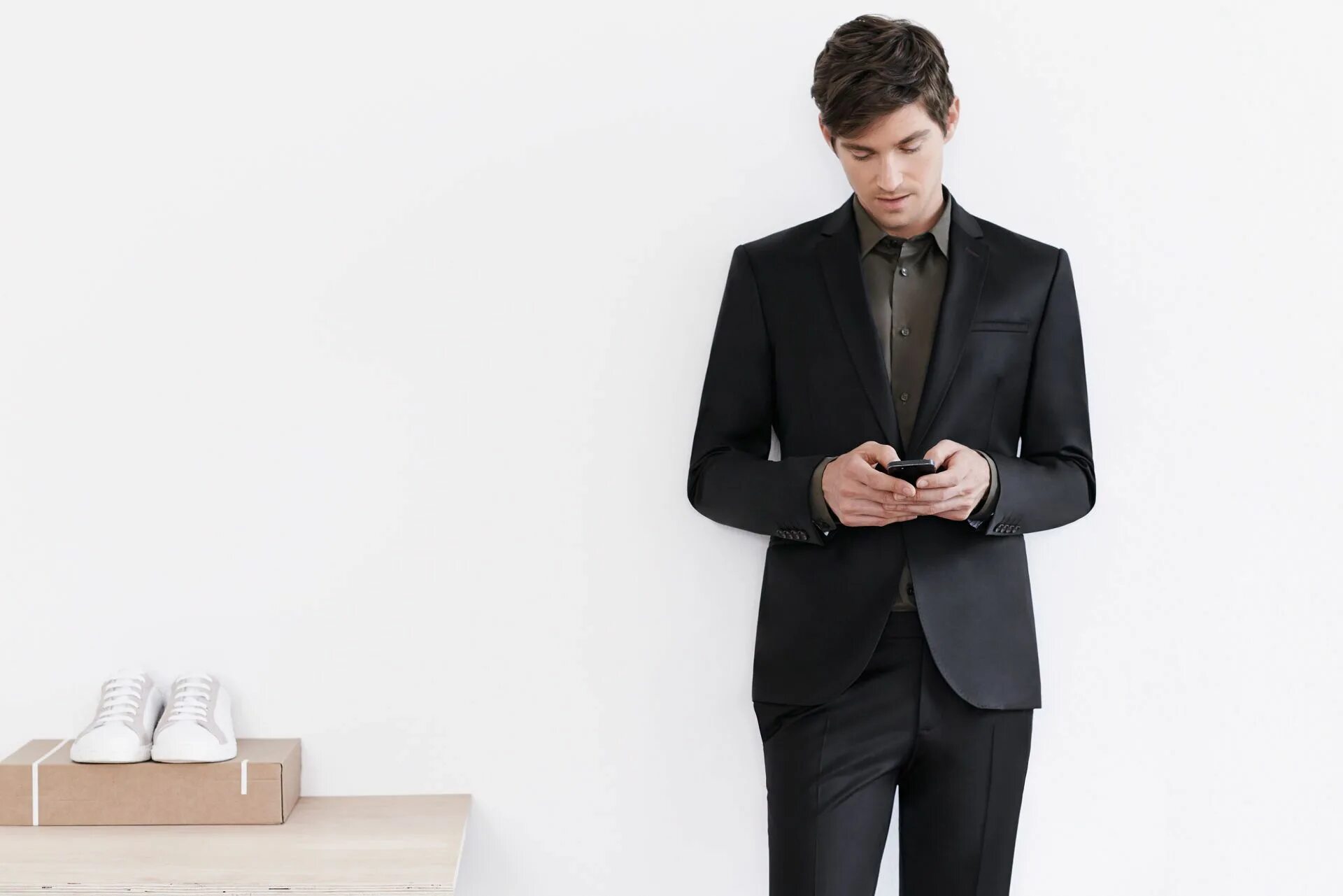 Man may. Мода 2010 года мужская. Лукбук базовый мужской. Bershka мужская одежда реклама. Май мужчина.