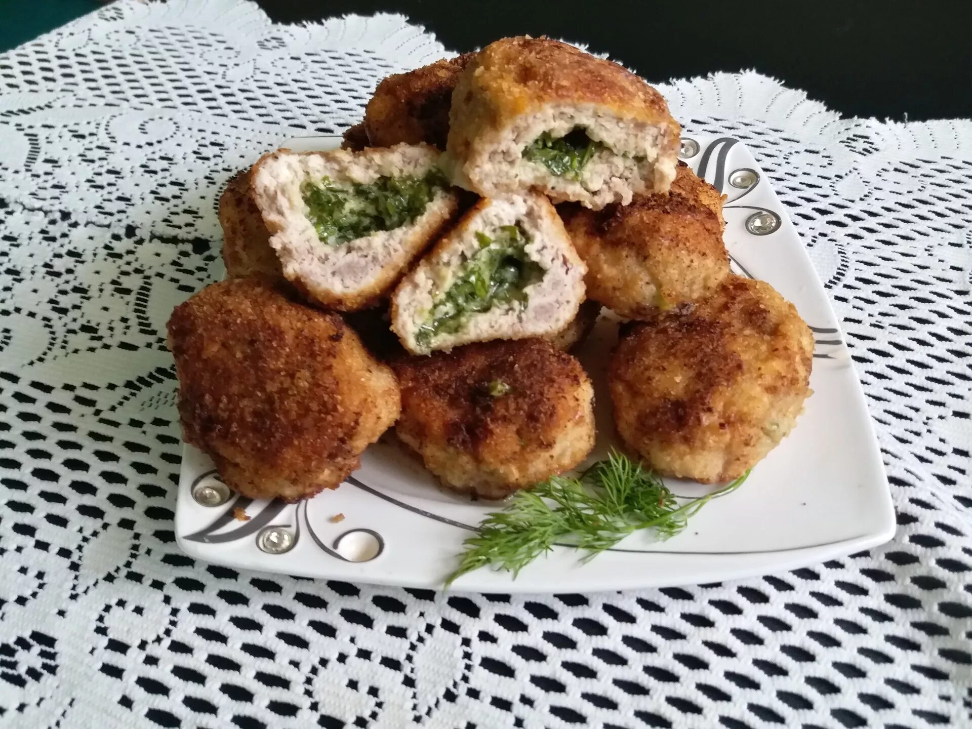 Котлета внутри. Французская котлета де воляй. куриные котлеты деволяй. котлеты деволяй классический. котлета панированная де валяй панировка.