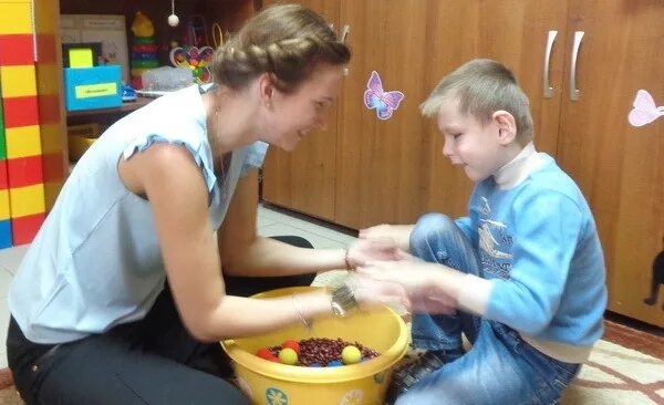 общение слепых детей. слепые и слабовидящие дети. развивающие игрушки для слепых детей. дом слепых детей. дом слепых детей.