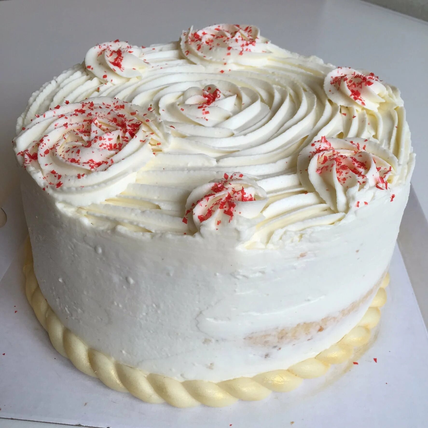 Творожный крем для бисквитного торта со сливками. Крем для торта из сливок и сгущенки. Бисквитный торт со взбитыми сливками. Творожный крем для бисквитного торта со сливками. Творожный крем для бисквитного торта со сливками.