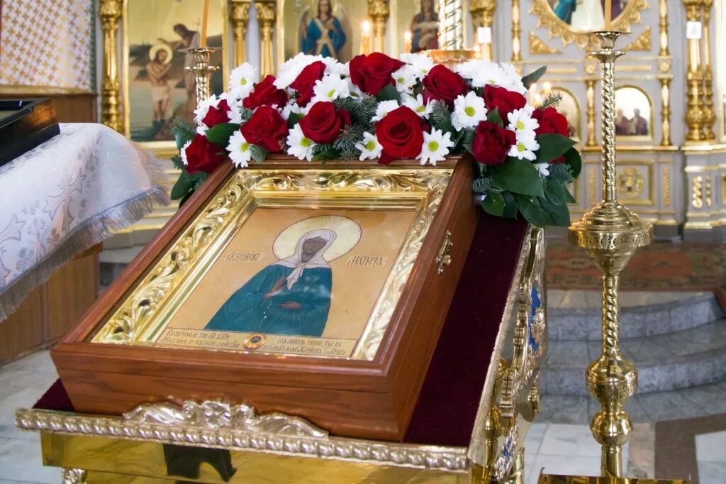 икона матроны московской покровского монастыря. икона матроны московской покровского монастыря. икона матроны московской в церкви. мощи блж матроны московской. икона матроны московской в покровском монастыре.