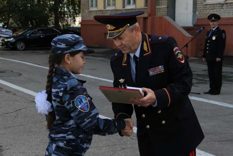 Что дает школа полиции. Школа полиции Саратов. Школа милиции. Школа милиции Саратов. Полицейский в школе.