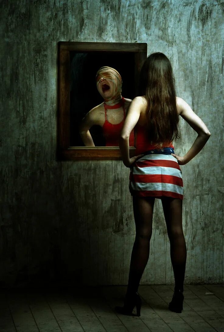 Девушки маньяки. Фотосессия в стиле ужасов. Отражение в зеркале.