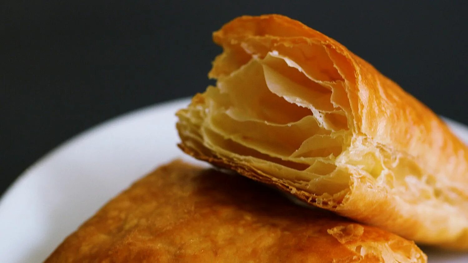 Как понять что тесто испортилось. Puff pastry. слоёное тесто в микроволновке. слоеное тесто в микрово. puff слойка.