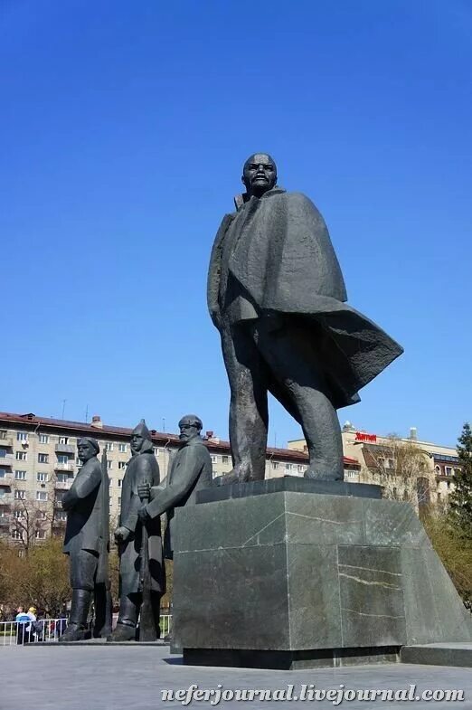 Памятник ленину на московском проспекте в санкт-петербурге. Памятник ленину в санкт-петербурге. Памятник ленину на пл ленина в нск. Памятники на площади ленина. Статуя ленина в новосибирске.