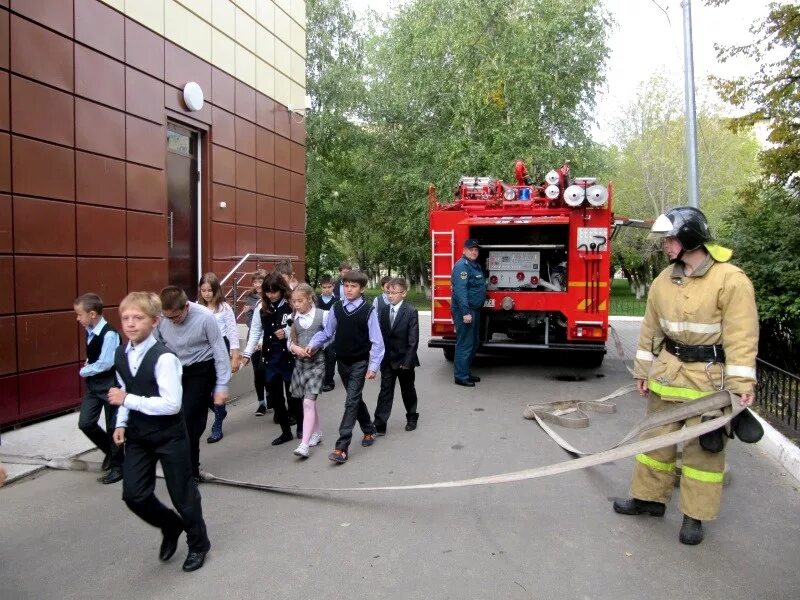 Тушение пожаров в образовательных учреждениях. Пожарные учения в школе. Эвакуация из здания школы. Тушение пожара в школе. Тушение пожаров в школах и детских.