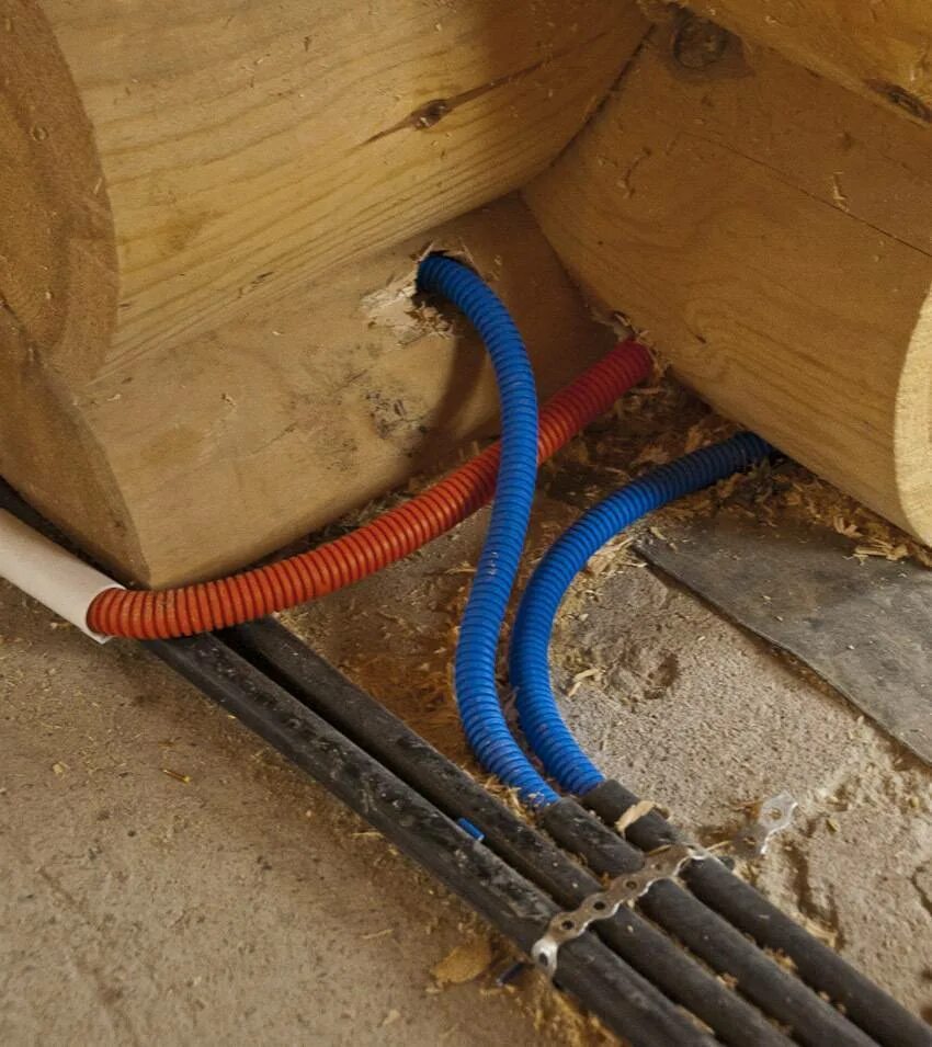 Какой кабель для прокладки в земле. Прокладка проводов. Прокладка электропроводки в деревянном доме. Прокладка провода в деревянном доме. Трубы для электропроводки в деревянном доме.