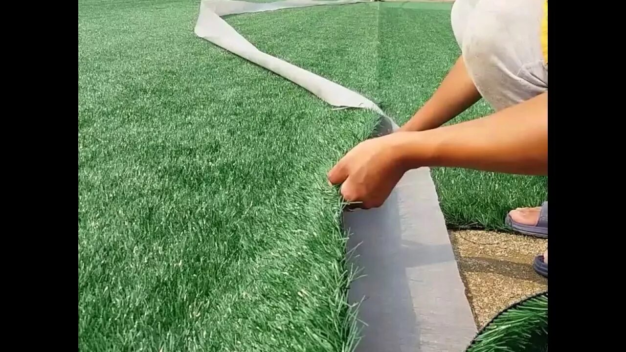 Искусственное покрытие на футбольное поле. Укладка искусственного газона для футбольного поля. технология укладки искусственного газона. технология укладки футбольного поля с искусственным покрытием. песок для засыпки футбольных полей на линейке.