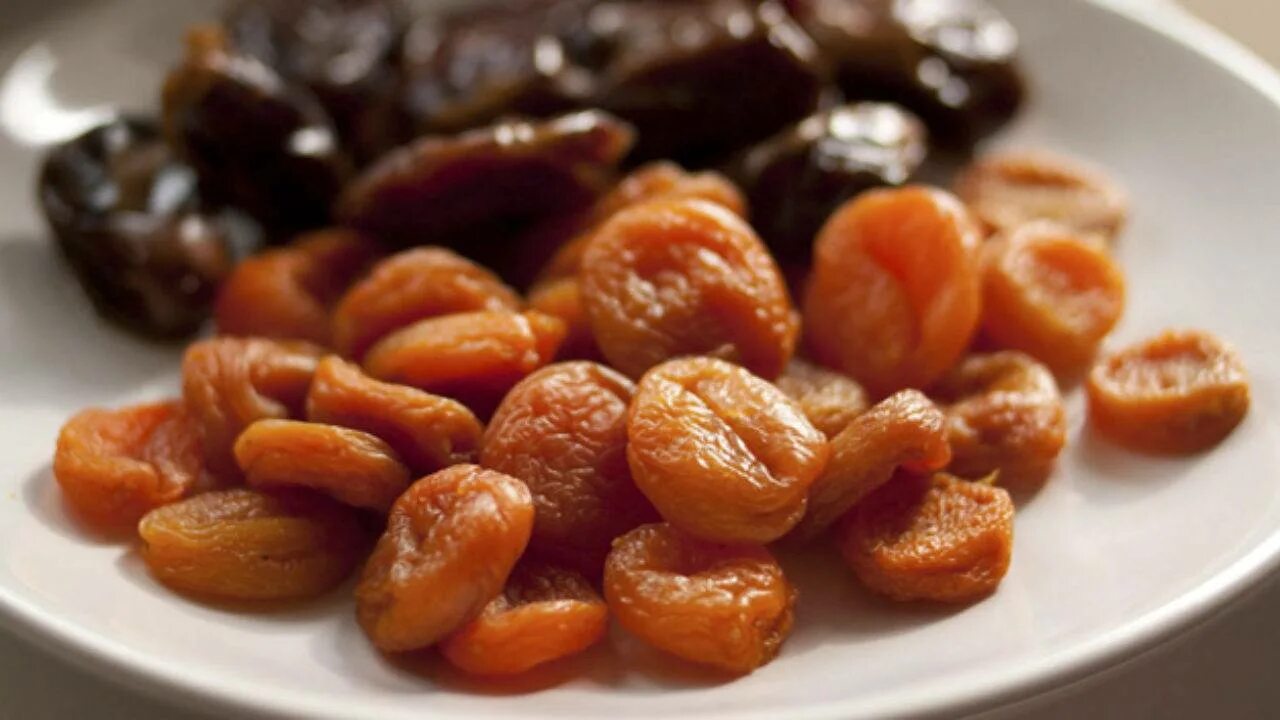 урюк курага инжир. курага половинки. урюк инжир чернослив. можно ли есть курагу на ночь. финики изюм курага чернослив.