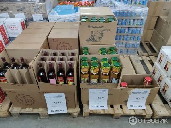 Вино в магазине светофор. Вино в светофоре. Вино в светофоре каталог. Светофор магазин вино белое. Белое вино в магазине.