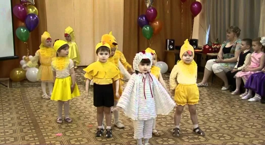 Танец курочки. Костюм цыпленка. Костюм цыплят для детей. Костюм цыплят для детей в садик. Костюм цыпленка для мальчика.