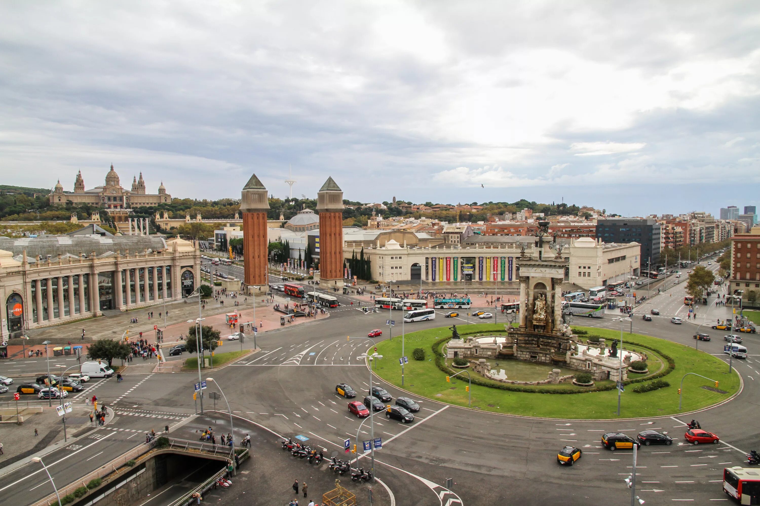 Самая узнаваемая площадь российской. Площадь Испании Барселона. Barcelona Downtown. Барселона площадь города. Барселона площадь Европы.