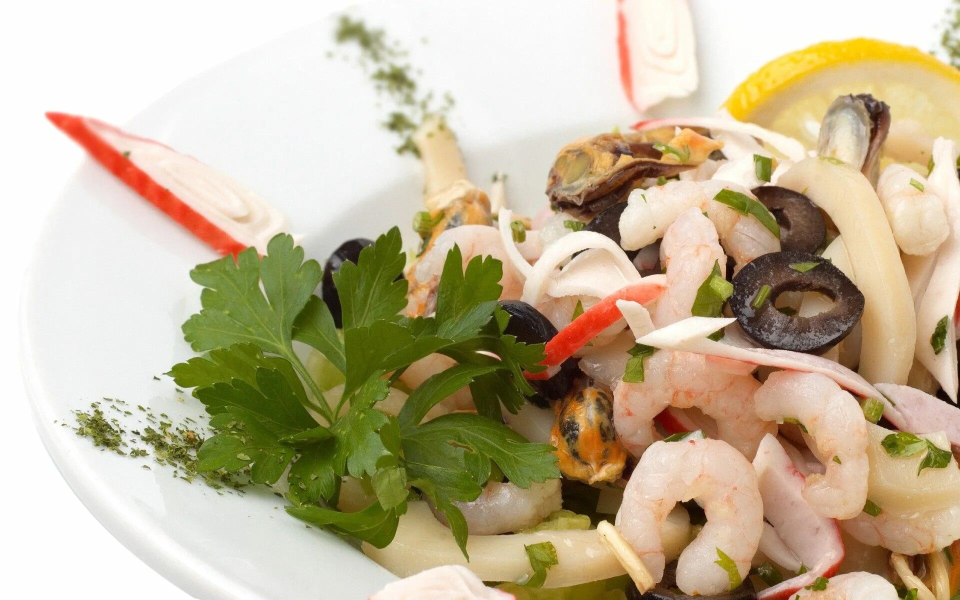 Очень вкусные салаты с морепродуктами. Морской коктейль мидии с кальмарами. Морской коктейль креветки кальмары мидии. Морской салат (кальмар, креветки, осьминог, мидии).